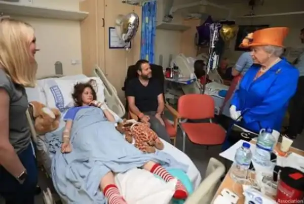 Queen Elizabeth Visits Victims, Families Of Manchester Suicide Bombing (Photos)